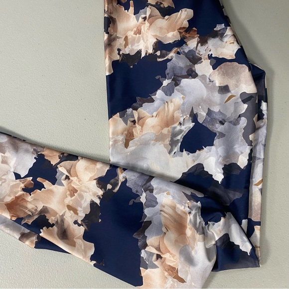 ONZIE Floral Leggings Small/Medium - Picture 5 of 5